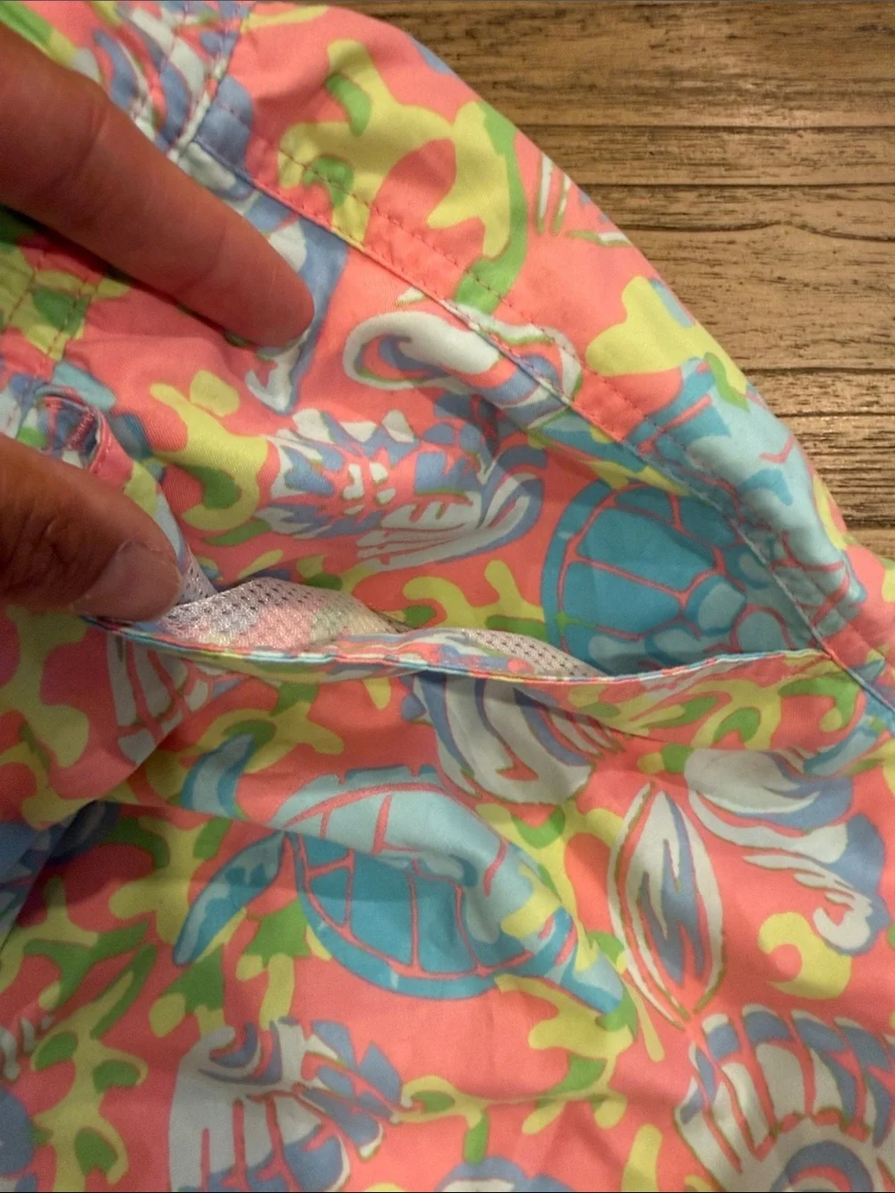 Men’s Vineyard Vines Coral Shell & Seafoam Swim Shorts Size M